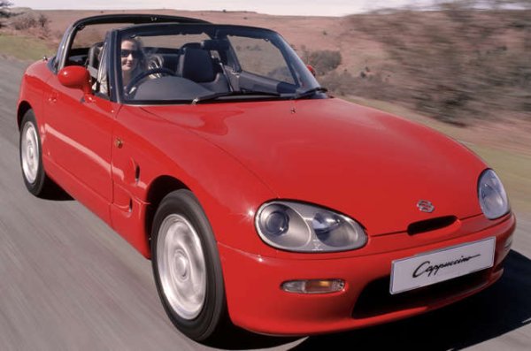 Със само 725 кг тегло и трицилиндровият двигател с турбокомпресор от 657 куб. см - този очарователен kei автомобил наистина пее на пътя. Неговите 63 к.с. се развихрят в пълна сила при 6500 об/мин, които отиват към задните колела. За разлика от Honda Beat, който разгледахме по-рано, Cappuccino се продаваше в Европа за кратко време. С времето щетите от ръждата бяха ограничени. Все повече от тези коли се внасят от Япония..